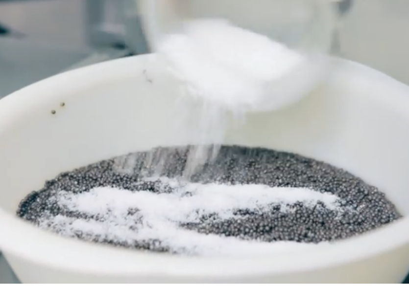 Lavorazione del caviale 8 salatura caviale